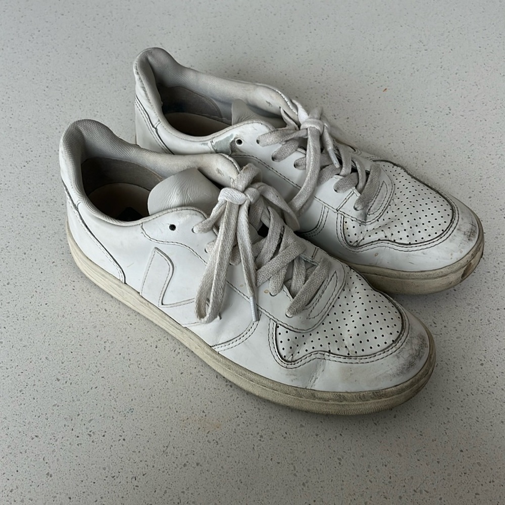 Veja V-10 sneaker